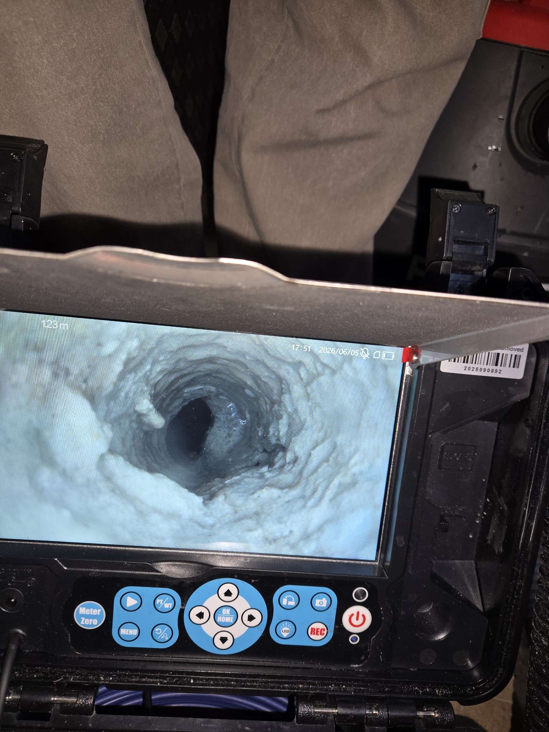 CCTV 배관 내시경으로 관 내부 상태를 모니터로 확인하는 화면